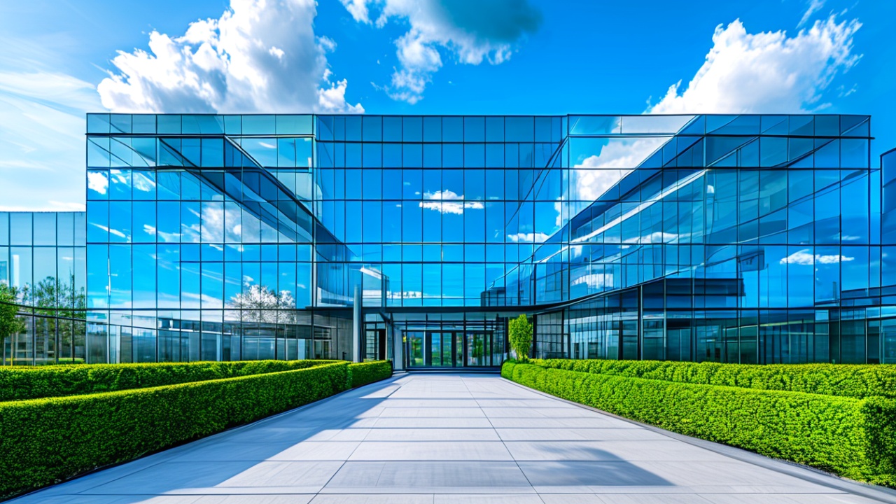 Exterior de edificio comercial moderno